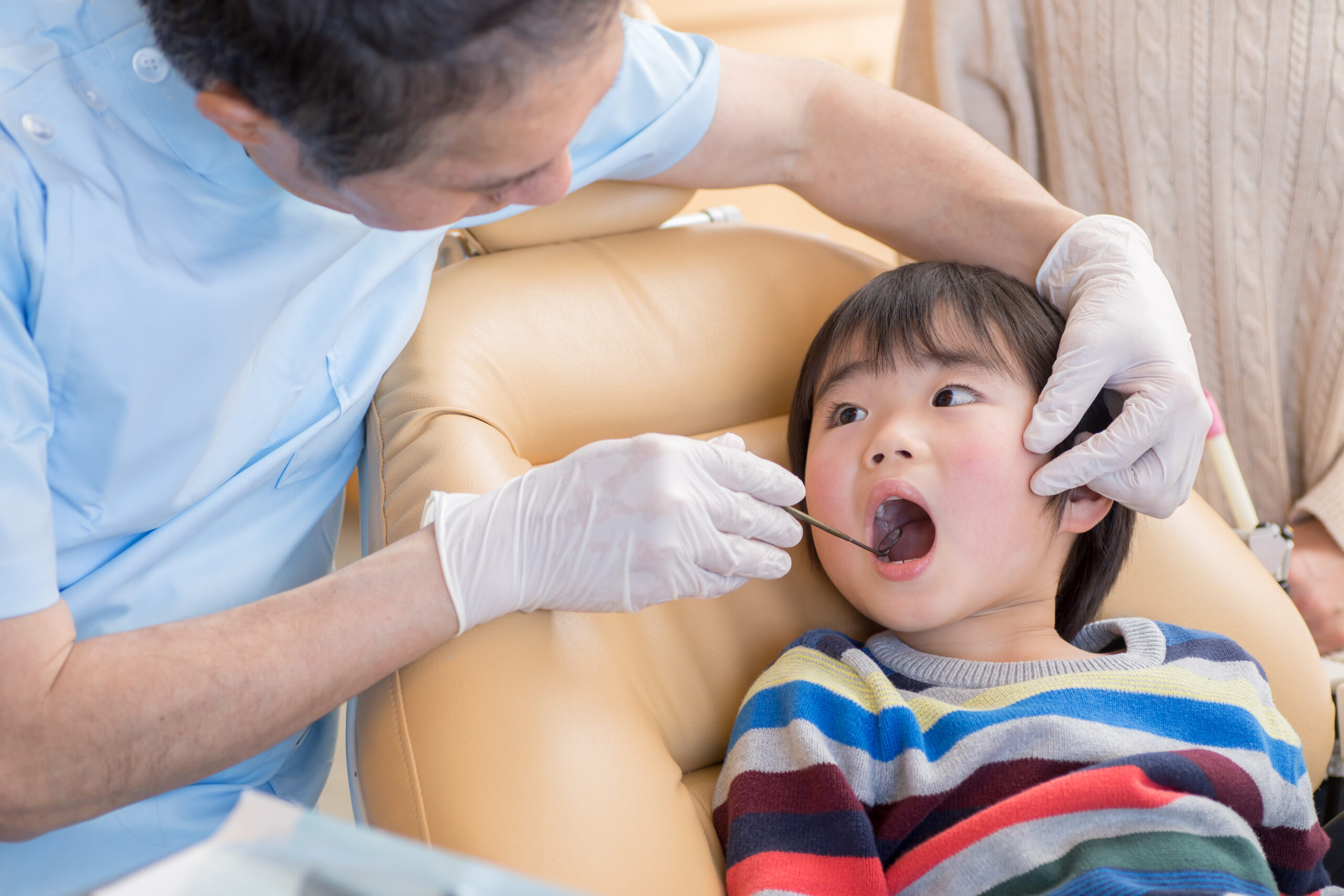 歯科医院で治療を受ける子供