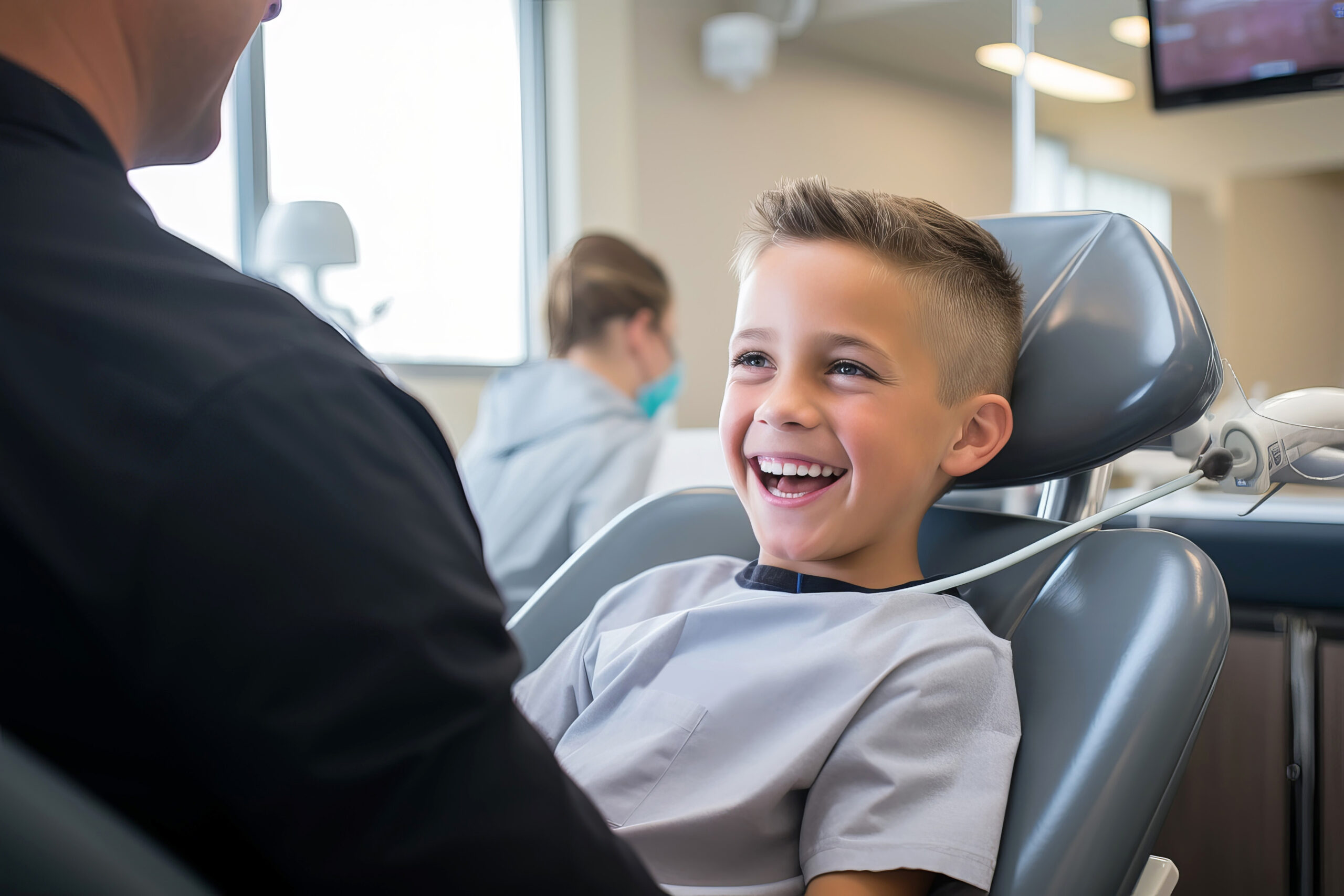 歯科医院で治療を受けて笑う少年