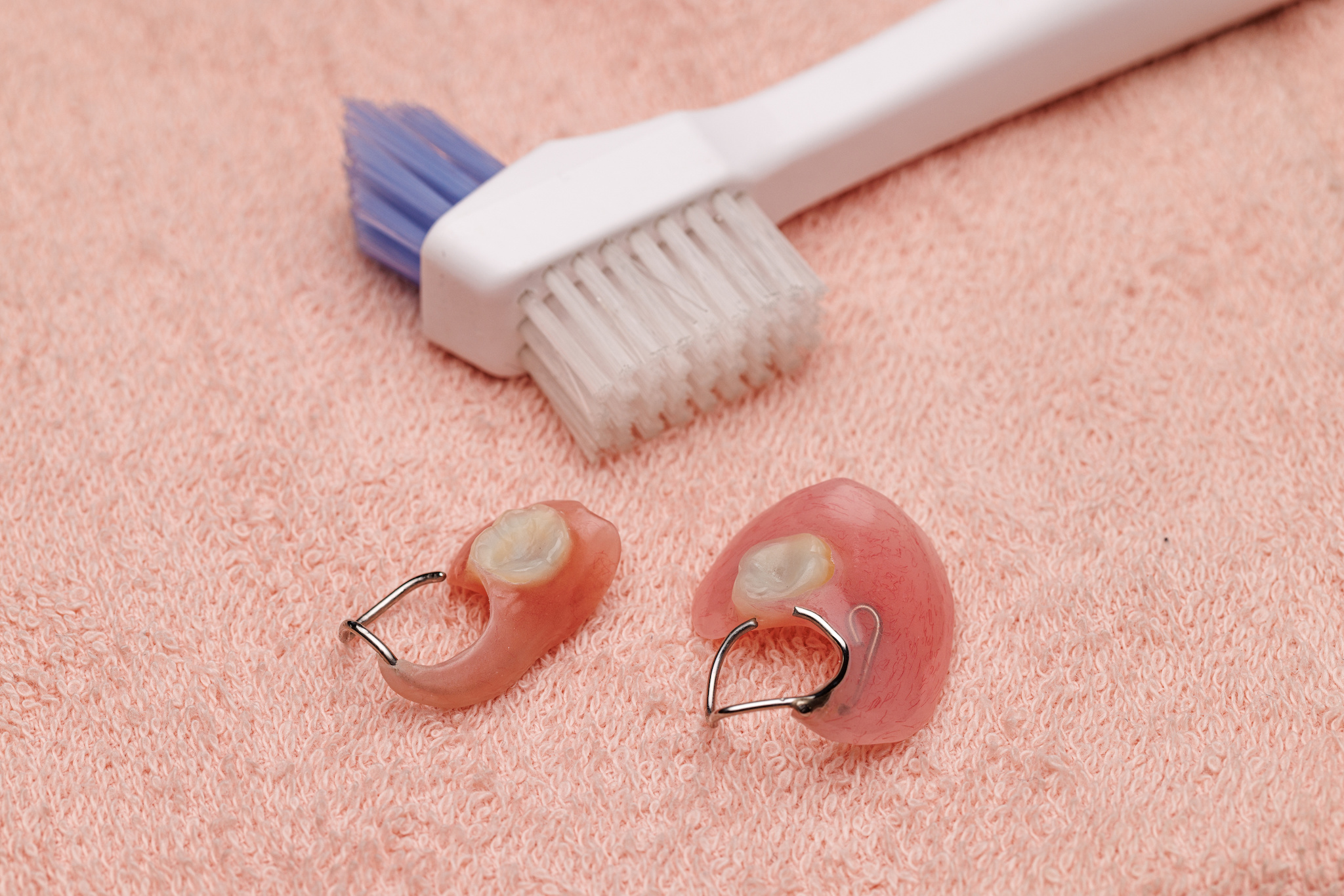 奥歯の部分入歯と掃除用ブラシ